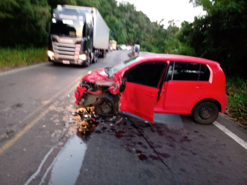 Motorista do VW UP sofreu ferimentos leves e precisou de atendimento médico