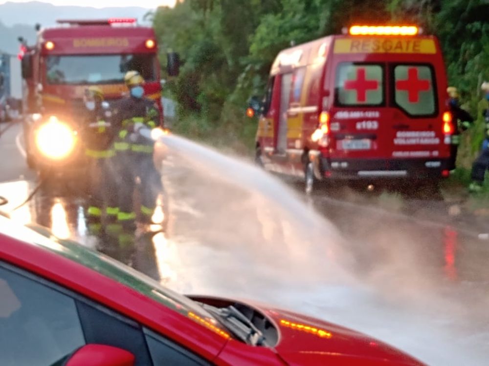 Corpo de Bombeiros fizeram a lavagem da rodovia após o acidente