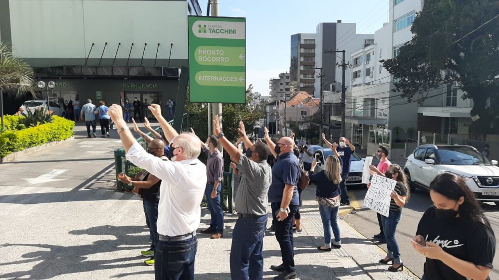 Momento de fé e devoção em frente ao Hospital Tacchini