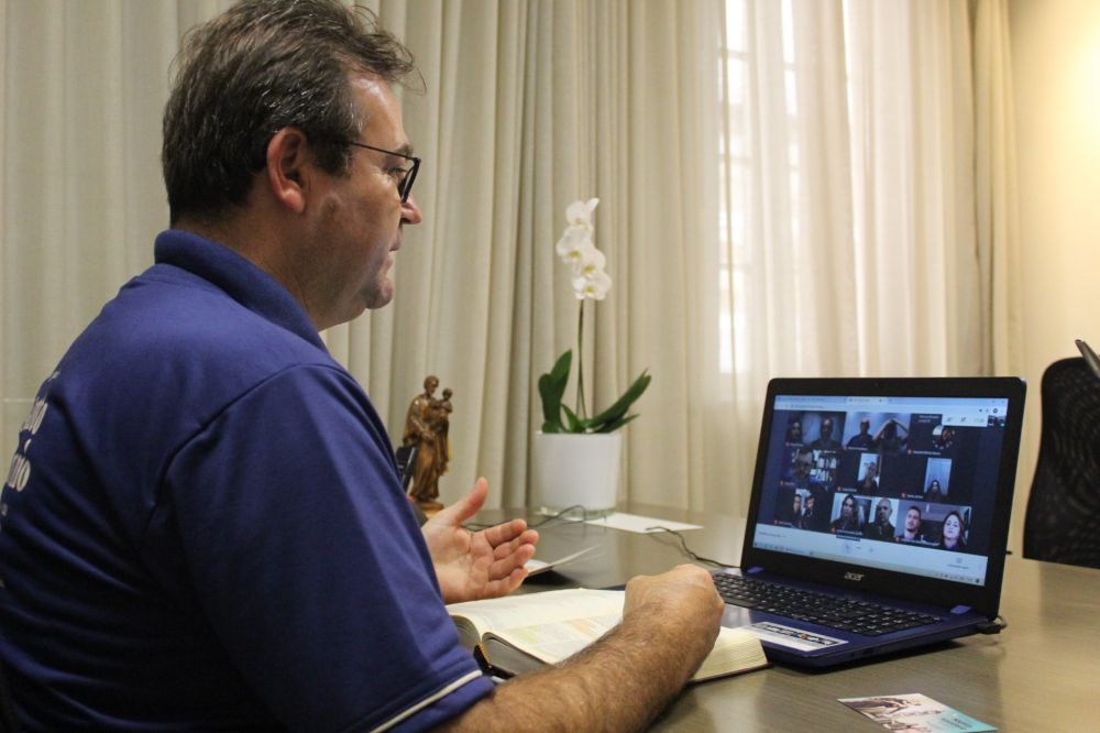 Padre Ricardo Fontana coordenou a reunião de apresentação de mais uma festa do padroeiro de Bento Gonçalves