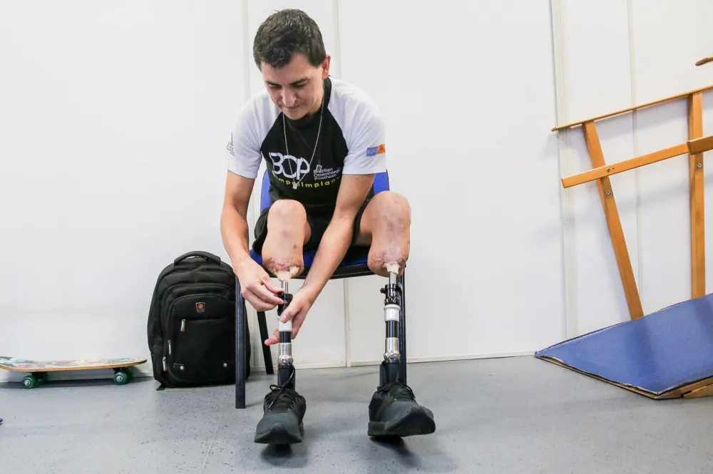 Morador da Serra é primeiro brasileiro a ter próteses implantadas nas duas pernas