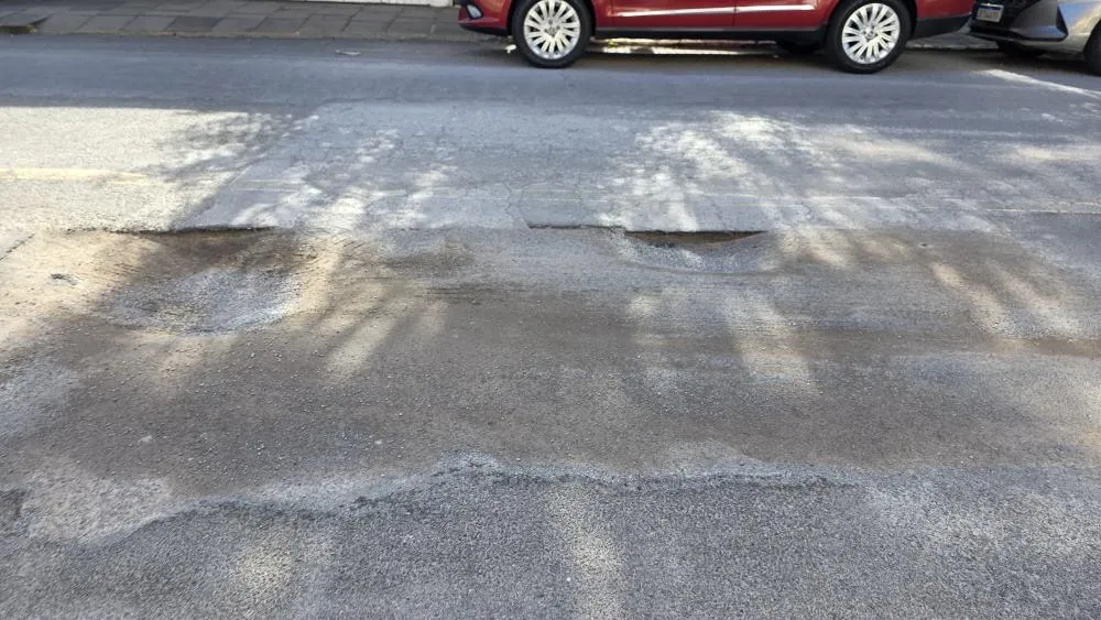 Motociclista leva tombo em buraco deixado pela Corsan em Bento Gonçalves