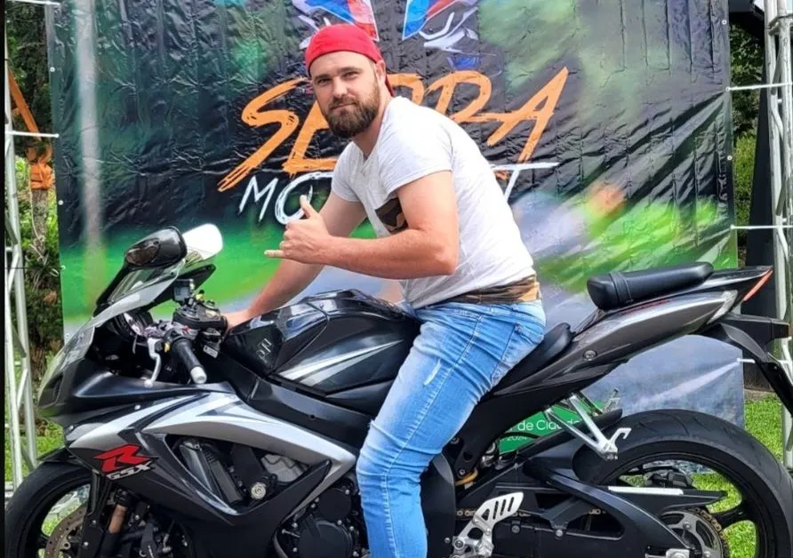 Motociclista morre após colisão contra pilar de cerca