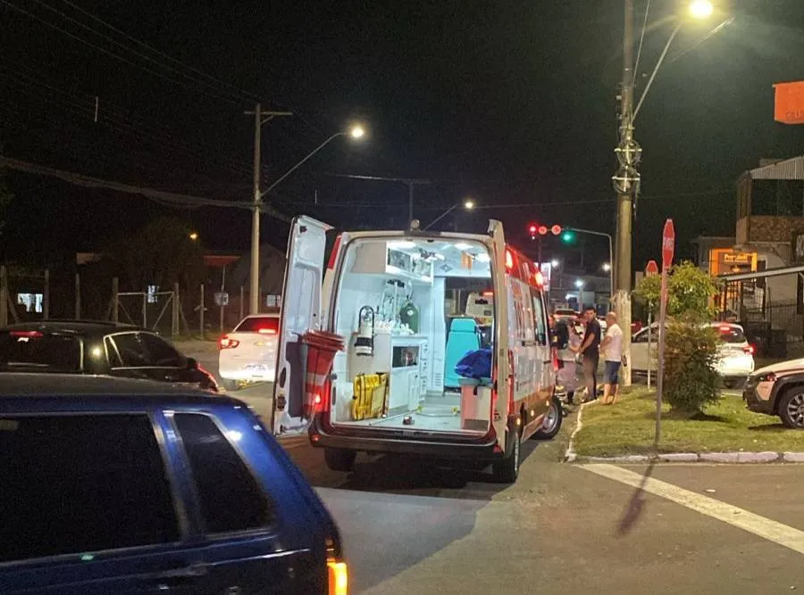 Condutor da motocicleta precisou ser levado ao hospital - Foto: Rádio Difusora/Especial