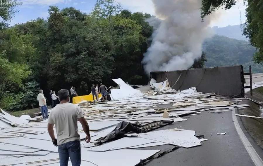 Caminhoneiro morre em tombamento de caminhão na ERS-122