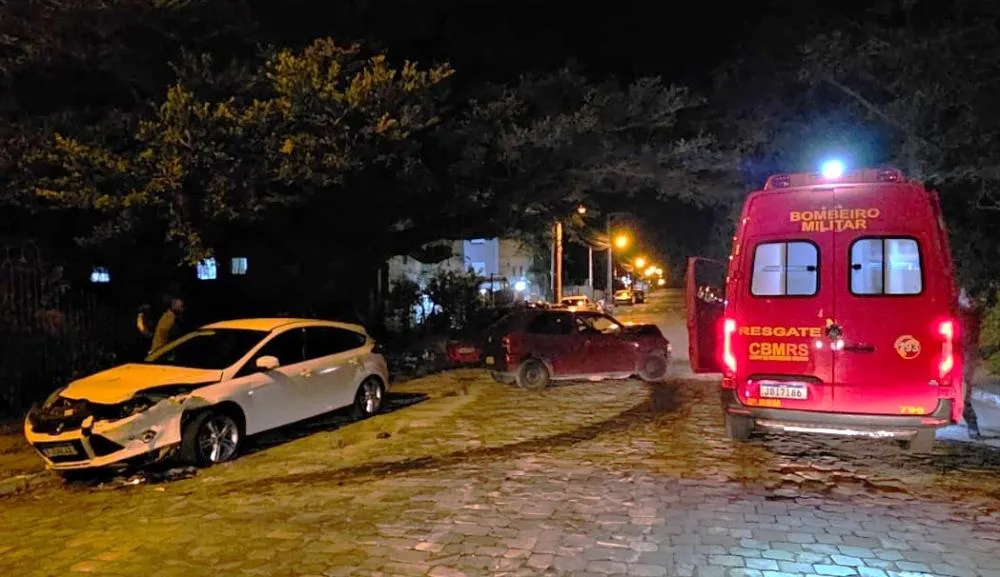Motorista perdeu o controle do VW Gol que dirigia e atingiu três veículos - Foto: Corpo de Bombeiros/Especial