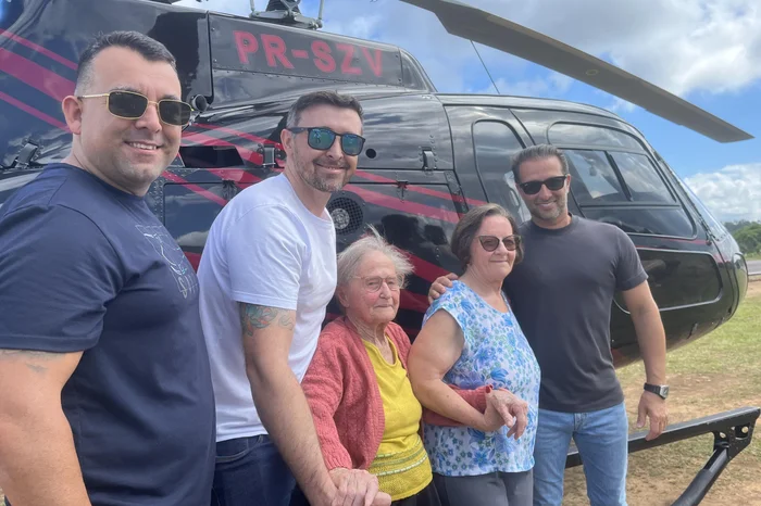 Idosa resgatada de helicóptero nas enchentes reencontra seus salvadores