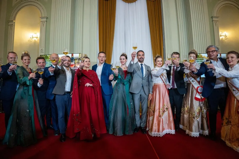 A nova legislação foi brindada por políticos e pelas soberanas da Fenavinho - Foto: Mauricio Tonetto/Secom/RS