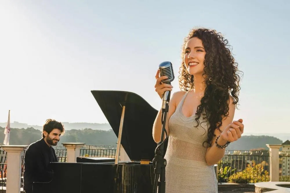 Cantora promete uma experiência sonora e visual única no espetáculo - Foto: Reprodução/Especial