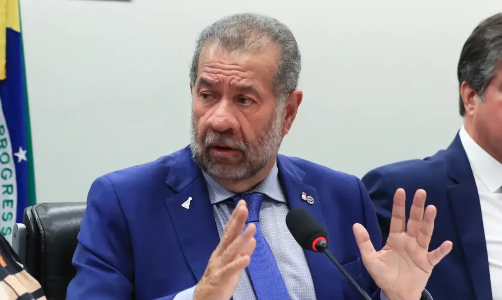 Carlos Lupi deixa Ministério da Previdência após escândalo no INSS