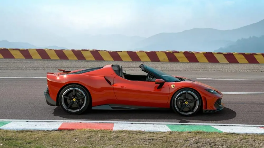 O desempenho impressiona: 0 a 100 km/h em 2,8s, 0 a 200 km/h em 7s - Fotos: Ferrari/Especial