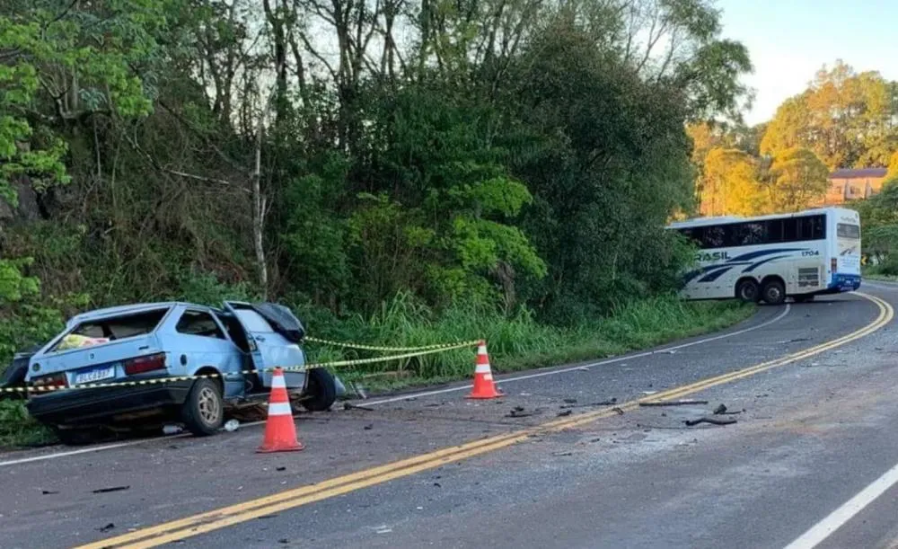 Passageiros do ônibus não sofreram ferimentos - Foto: Eduardo Colussi/Rádio Máxima/Divulgação