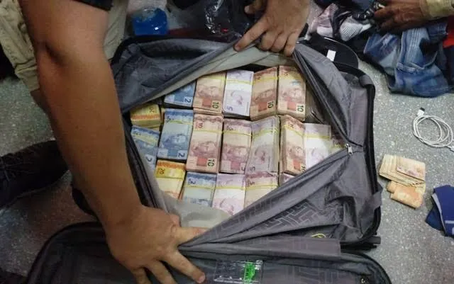 Mulher encontra mala com R$ 20 mil e documentos e devolve ao dono