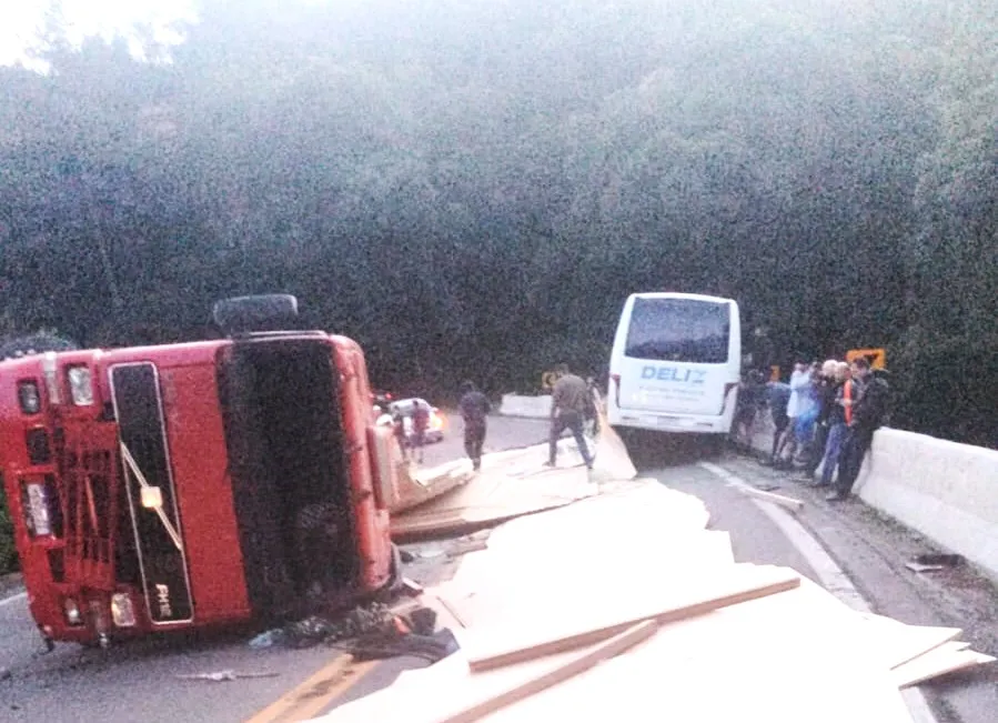 Rodovia ERS-122 está totalmente bloqueada no quilômetro 88 - Foto: Reprodução/Especial