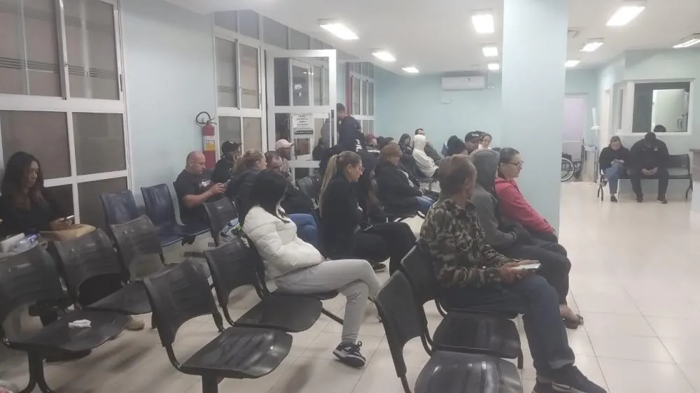 Pacientes tiveram que esperar por várias horas por um atendimento na segunda-feira, 19 - Foto: Reprodução/Especial
