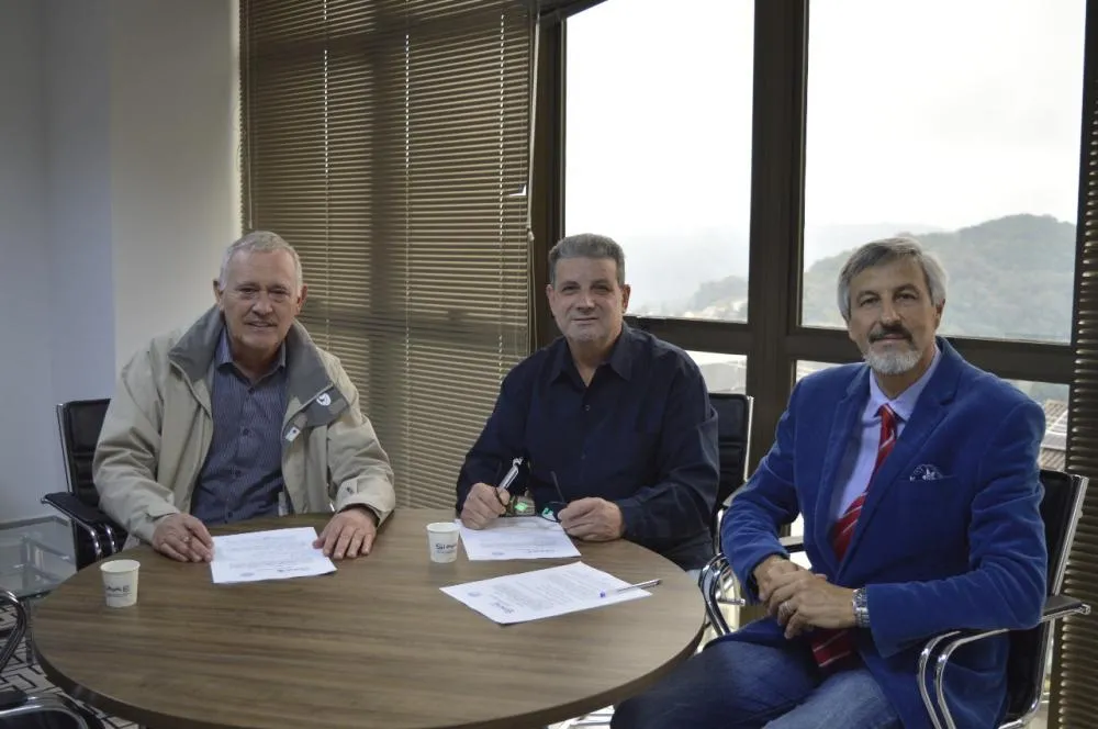 Juarez Piva, Deoclides dos Santos e Carlos Tramontini na assinatura da Convenção Coletiva - Luisa Sperotto/Exata Comunicação/Especial