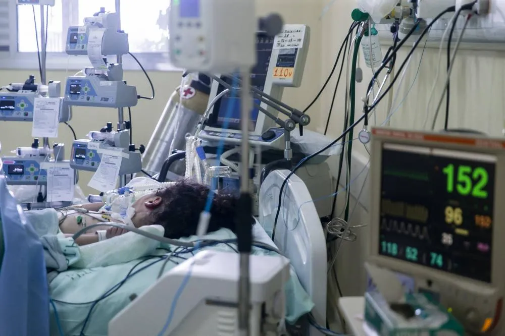 Número de internações não para de subir, antes mesmo da chegada do inverno - Foto: Adriano Vizoni/Folhapress/Especial