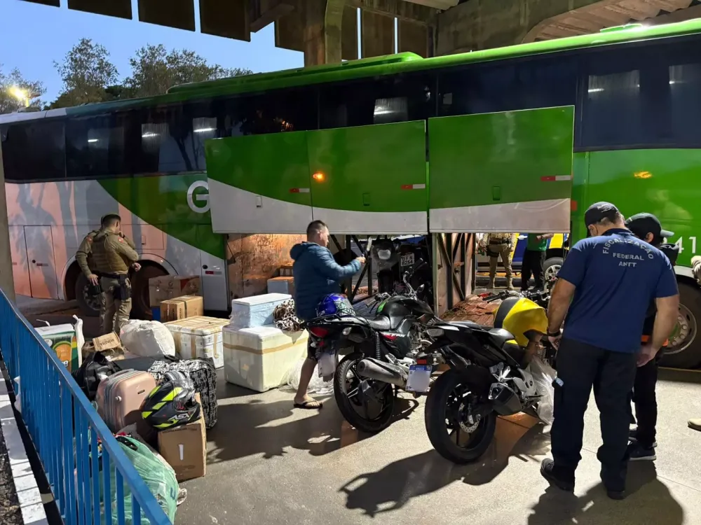 Até motocicletas foram encontradas no bagageiro do ônibus clandestino - Foto: Giovanni Silva/Prefeitura de Blumenau/Especial