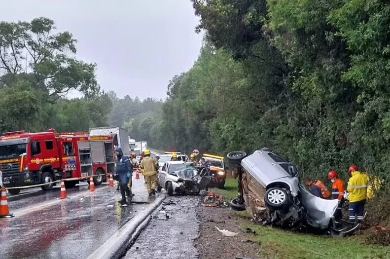 Colisão entre dois carros deixa dois mortos na RSC-453