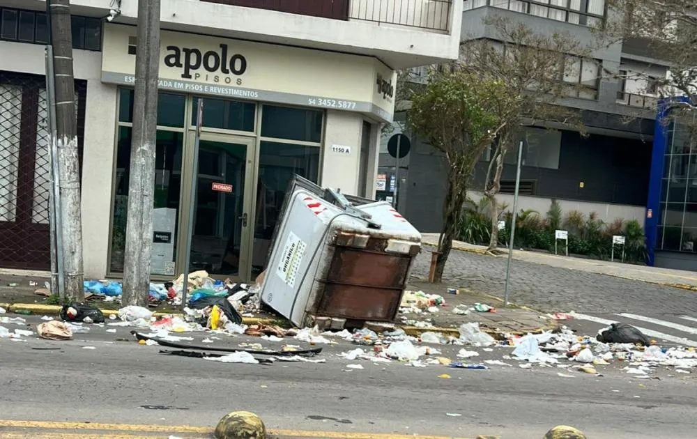 Container ficou virdo e o lixo todo espalhado pela via até as primeiras horas da manhã - Foto: Reprodução/Especial