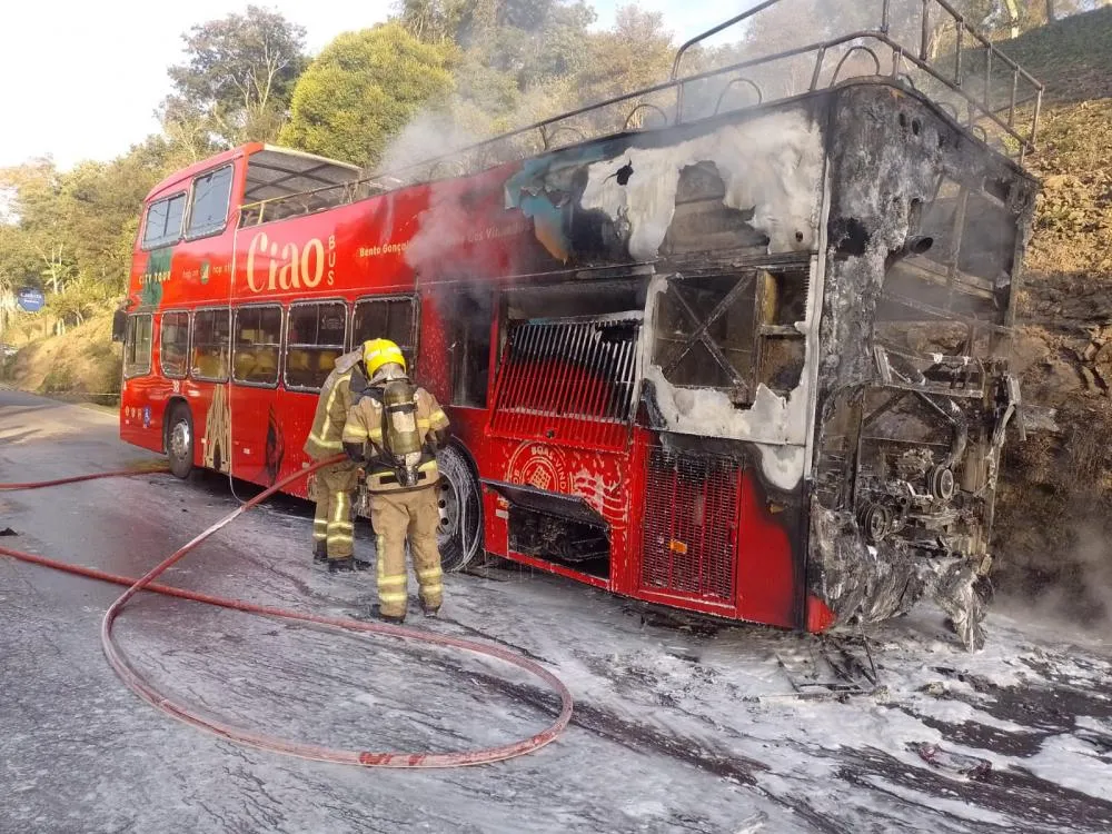 Ônibus foi parcialmente destruído pelas chamas - Foto: Corpo de Bombeiros/Especial