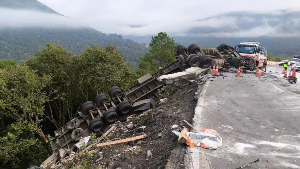 Colisão entre dois caminhões deixa um morto e dois feridos na ERS-122