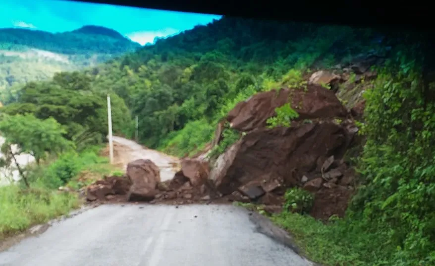 Queda de barreira bloqueia rodovia entre Cotiporã e Dois Lajeados