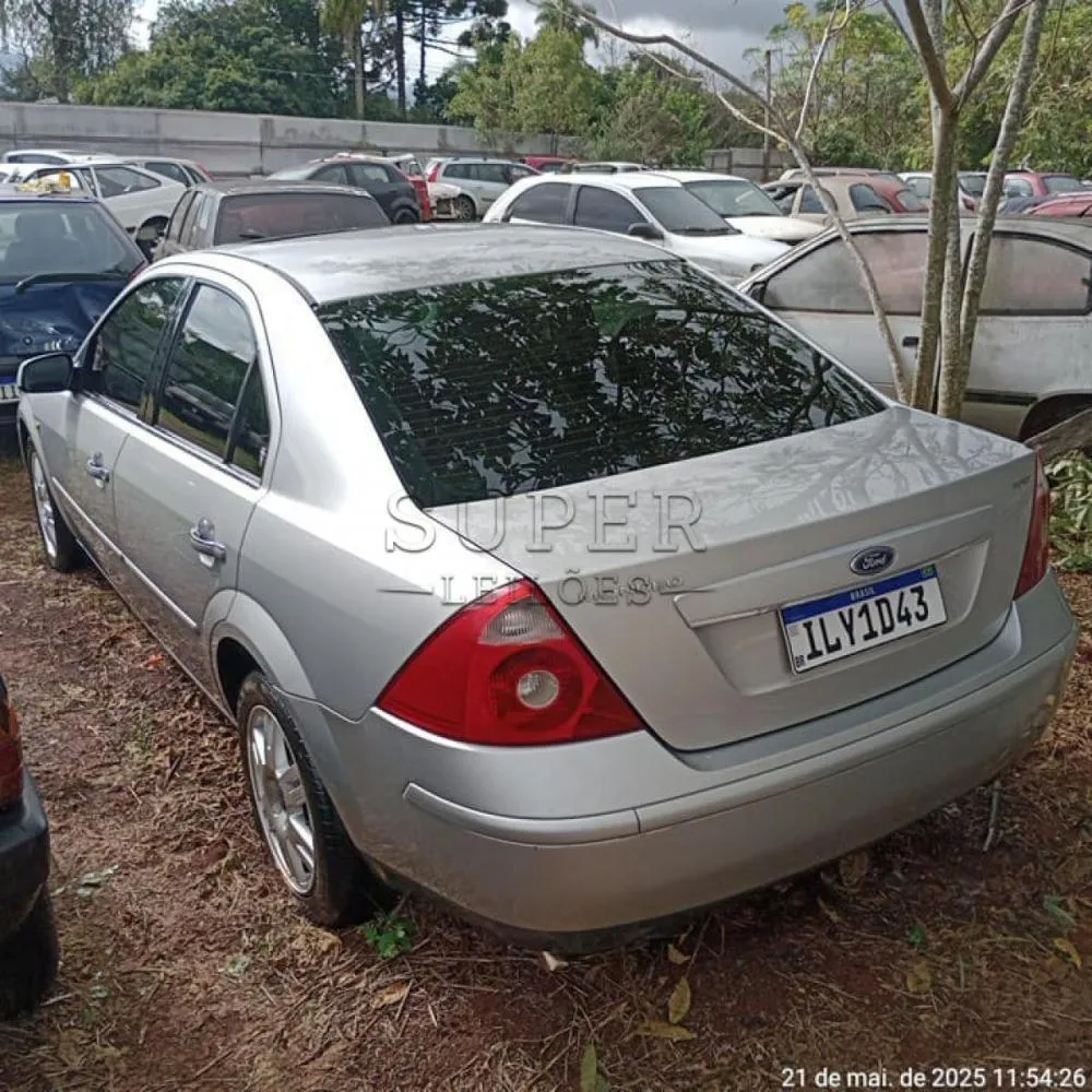 Ford Mondeo é um dos veículos leiloados a partir de R$ 3.600 - Foto: Super Leilões/Especial