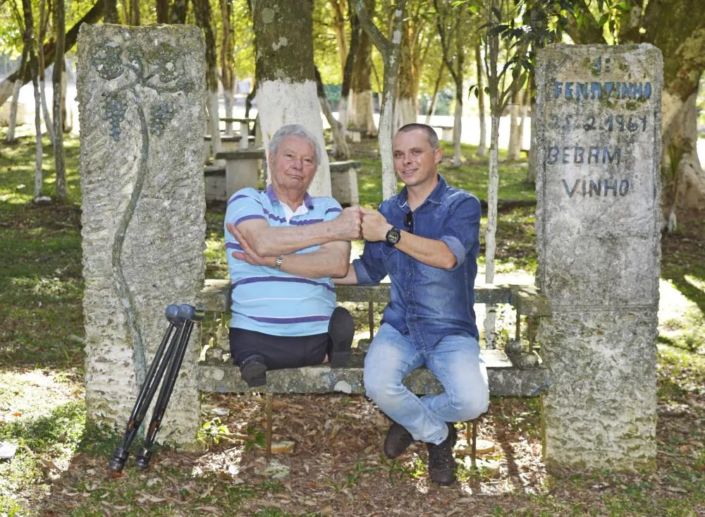 Itacyr Giacomello e Fabiano Mazzotti resgataram relíquias dos últimos 57 anos da Fenavinho - Foto: Viviane Somacal/Exata comunicação/Especial