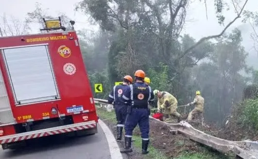 Motorista morre ao saltar da cabine de caminhão em acidente na ERS-122