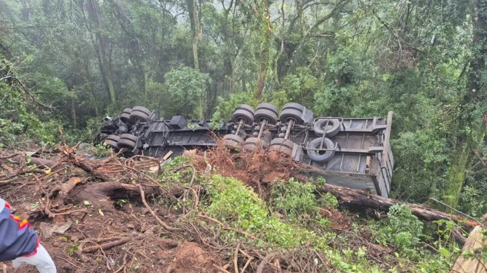 Identificado caminhoneiro que morreu em acidente na ERS-122