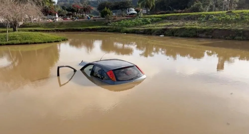 Homem de 53 anos fica em estado grave após cair com carro em açude