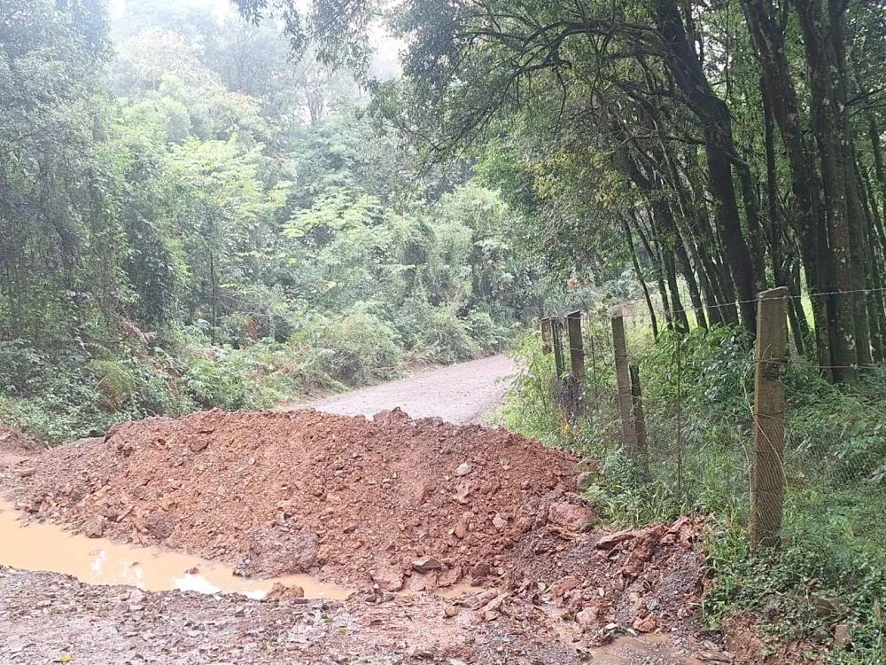 Segundo os moradores, a Rua Ângelo Bessega foi fechada de forma irregular - Foto: Reprodução/Especial