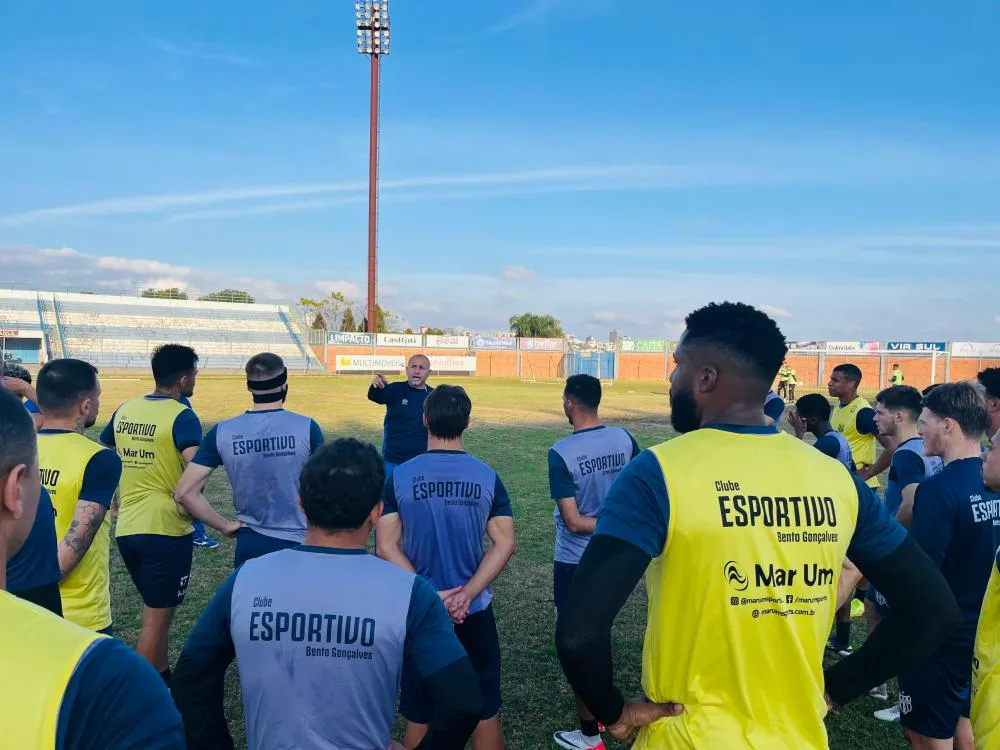 Técnico Márcio Nunes tenta motivar atletas para o jogo decisivo - Foto: Kevin Sganzerla/Especial