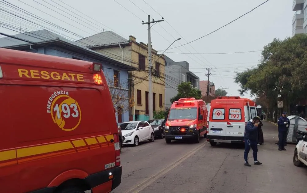 Jovens ficam feridos em acidente entre carro e moto em Bento Gonçalves