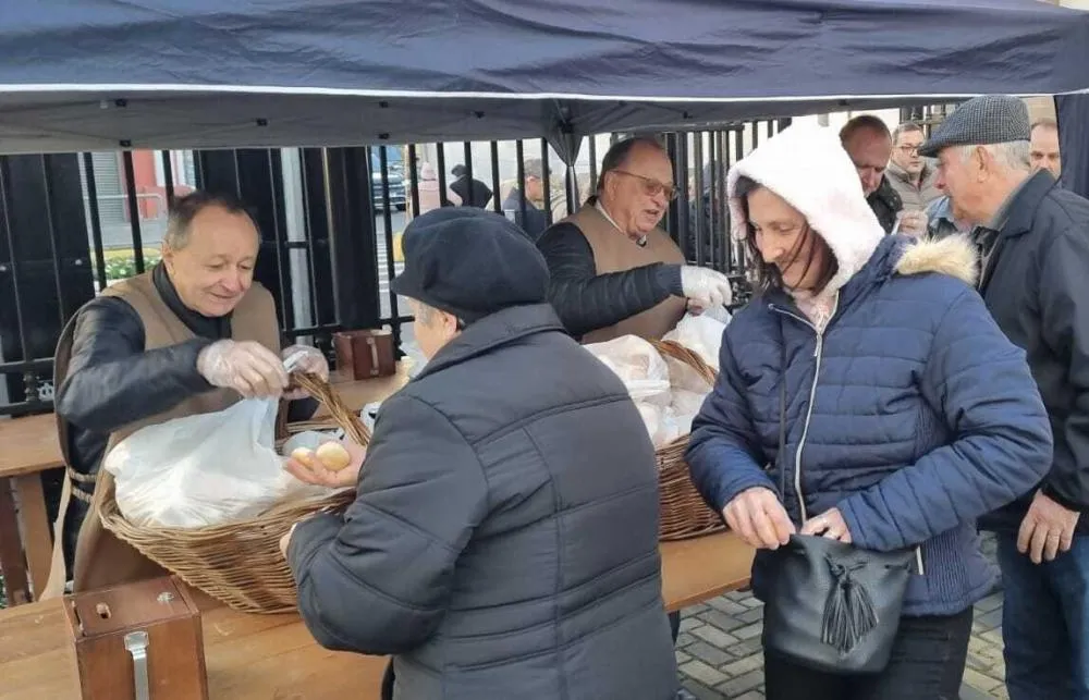 Voluntários estão desde às 6h fazendo a distribuição de pães aos fieis - Foto: Rádio Difusora/Especial