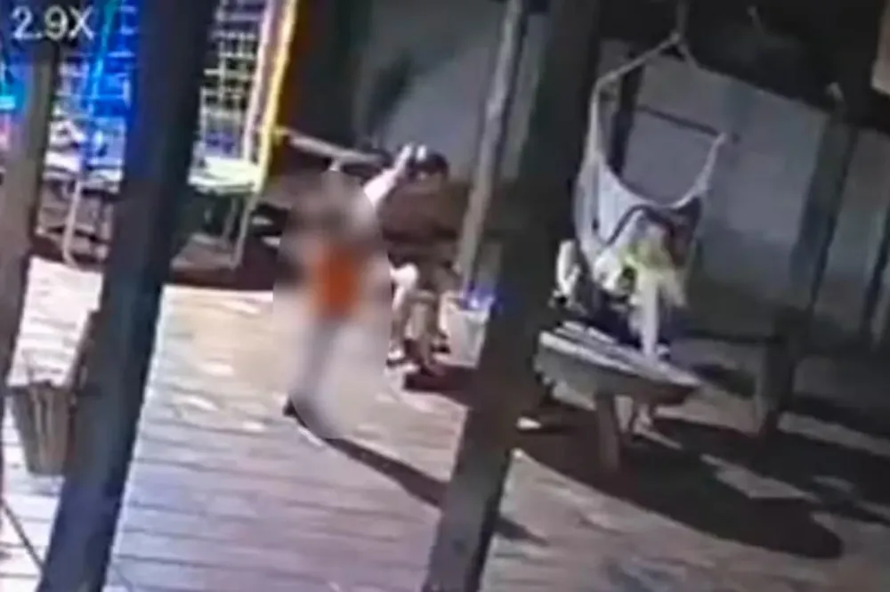 Cena trágica foi registrada por câmeras de videomonitoramento - Foto: Reprodução/Especial