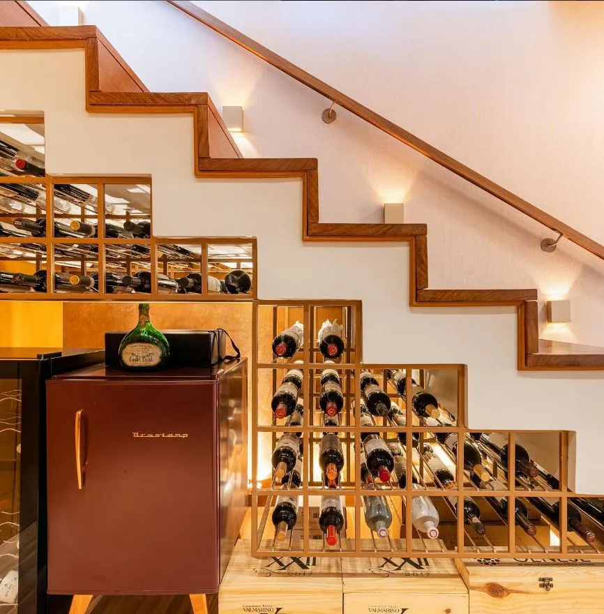 Uma adega embaixo de escadas é ideal para aproveitar um espaço ocioso - Fotos: Reprodução/Especial