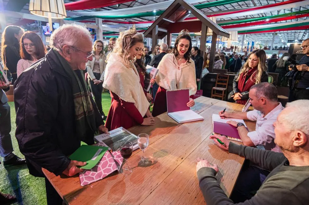 Fabiano Mazzotti e Itacyr Giacomello autografaram o livro na noite desta segunda-feira, 16 - Fotos: César Silvestro/Especial