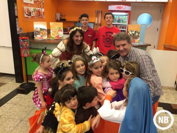 Crianças de escola de idiomas substituem o Halloween por gentilezas