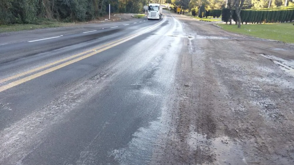 Gelo na pista causa acidente com carro na BR-470