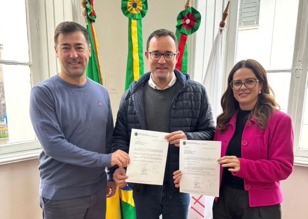 Prefeito Diogo Siqueira recebeu as emendas das mãos do vereador Volmar Giordani e da presidente Aline Poder - Foto: Reprodução/Especial