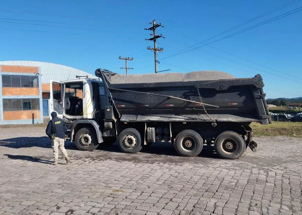 O caminhão só foi liberado após a regularização da carga - Foto: PRF/Especial