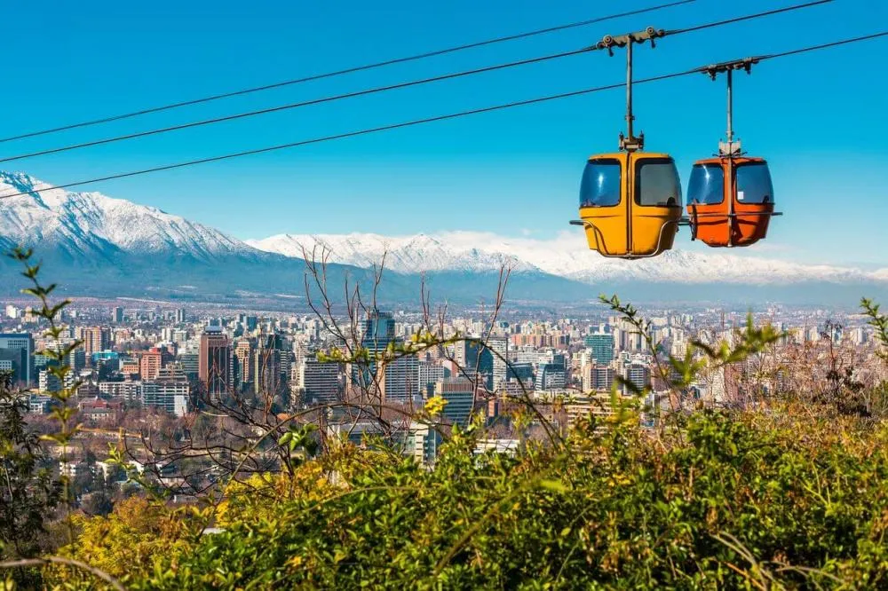 Passeio de teleférico é uma das atrações em Santiago