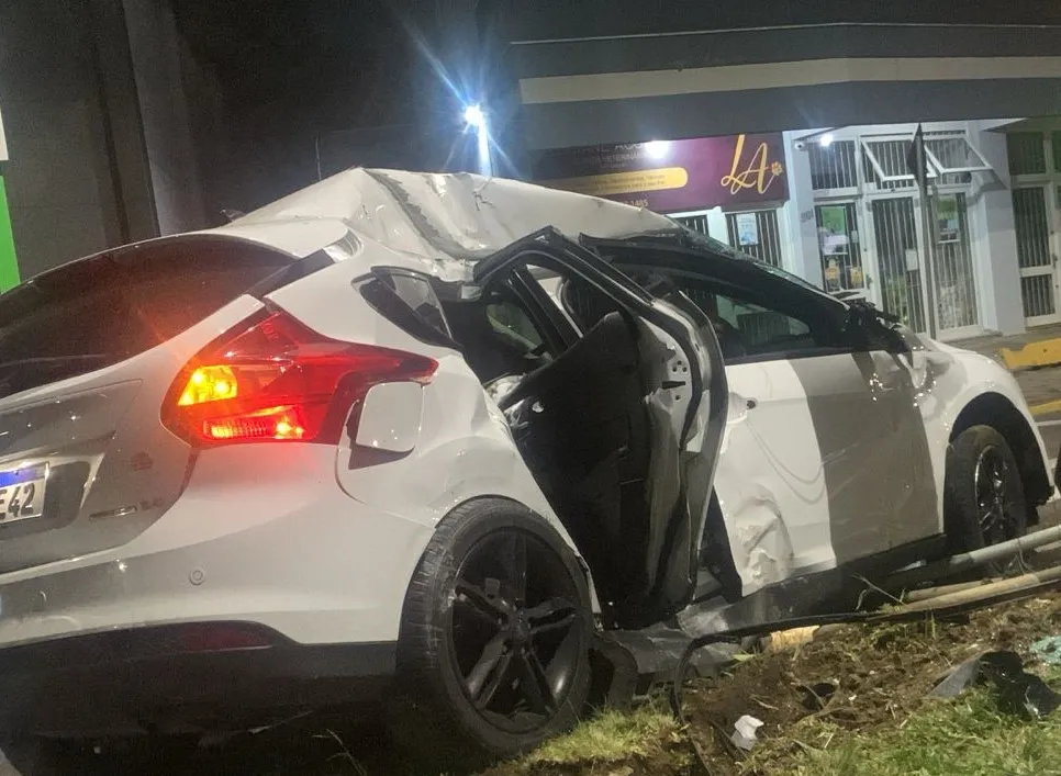 Motorista perdeu o controle do veículo e colidiu contra um poste - Foto: Reprodução/Especial