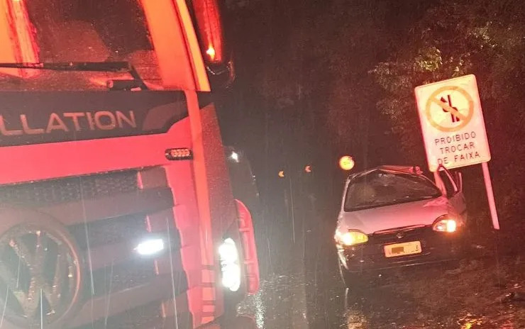 Motorista foi levado pelo SAMU para atendimento no hospital - Foto: Corpo de Bombeiros de Bento Gonçalves/Especial