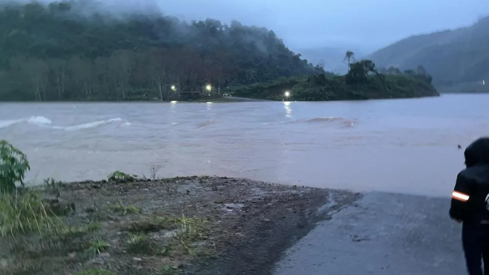 Ponte de Cotiporã embaixo d'água, balsa sem funcionar e BR-470 liberada