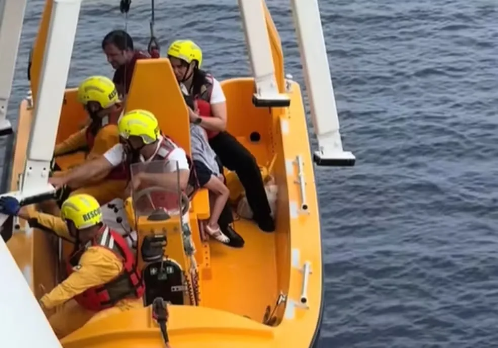 Pai e filha foram resgatados rapidamente pela tripulação Foto: Reprodução/Especial