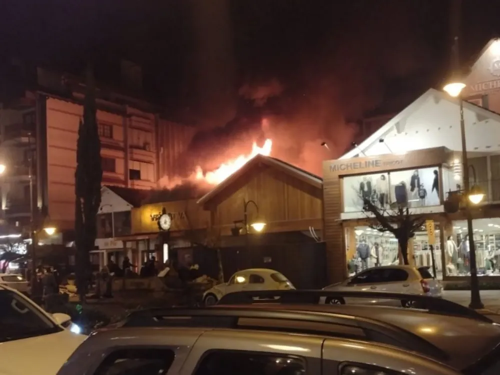Incêndio destrói pelo menos duas lojas na área central de Gramado