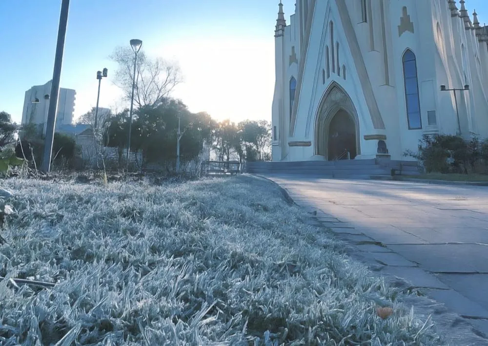 Geada tomou conta dos gramados em vários pontos da cidade - Foto: Reprodução/Especial